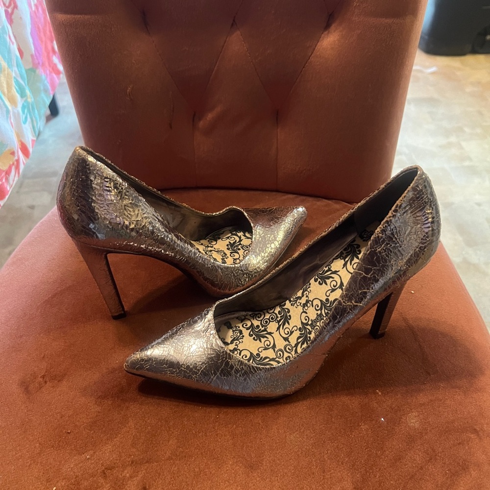 Jessica Simpson cracked silver pumps